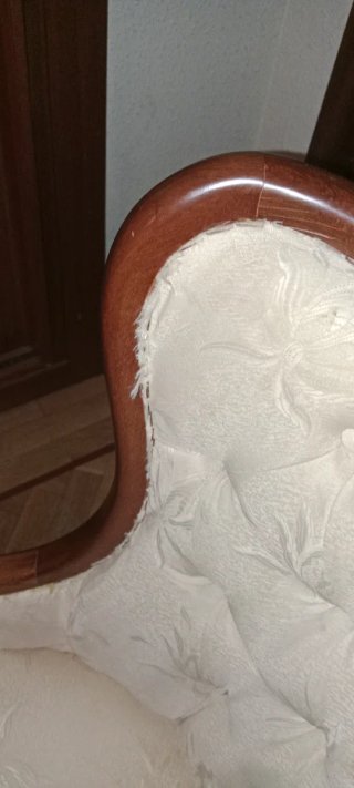 Butaca descalzadora clásica beige y madera