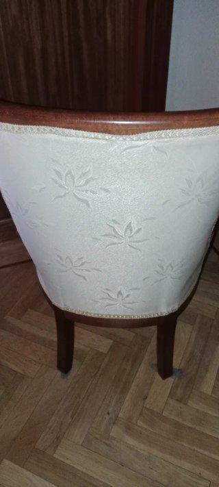 Butaca descalzadora clásica beige y madera