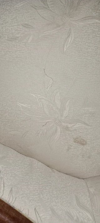 Butaca descalzadora clásica beige y madera
