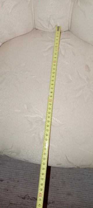 Butaca descalzadora clásica beige y madera