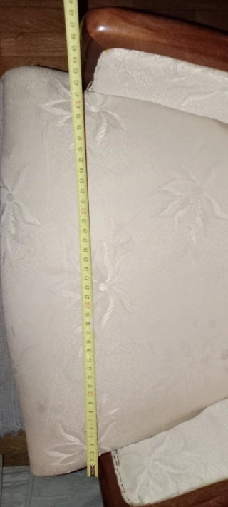 Butaca descalzadora clásica beige y madera