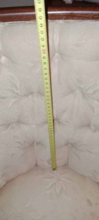 Butaca descalzadora clásica beige y madera