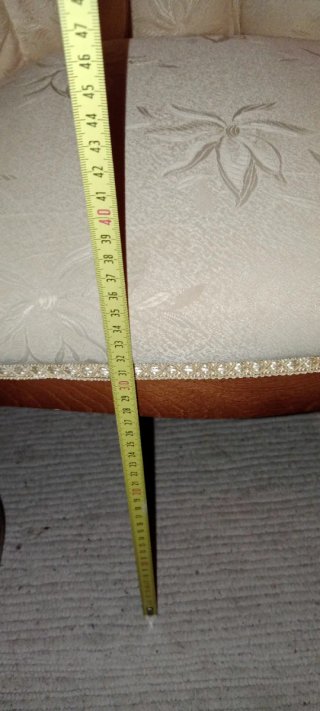 Butaca descalzadora clásica beige y madera