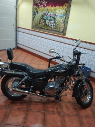 Suzuki Intruder 125cc Negra