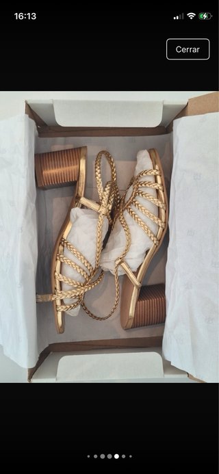 Sandalias doradas trenzadas tacón