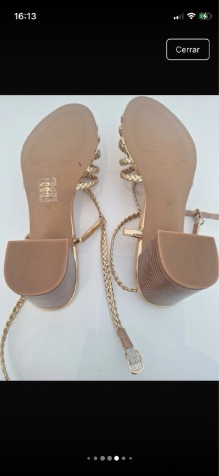 Sandalias doradas trenzadas tacón