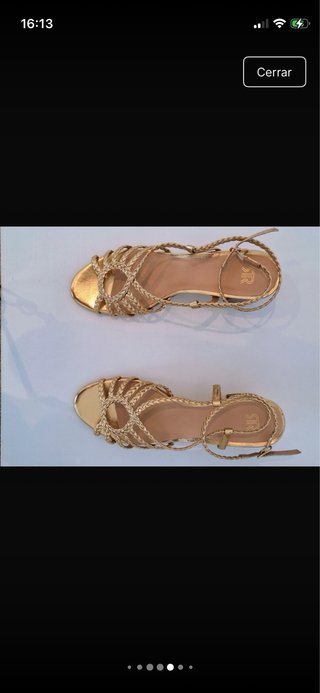 Sandalias doradas trenzadas tacón