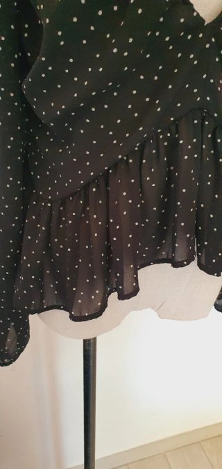 Top corto pois bianchi con balza