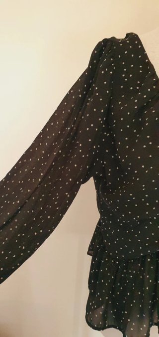 Top corto pois bianchi con balza