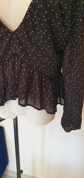 Top corto pois bianchi con balza