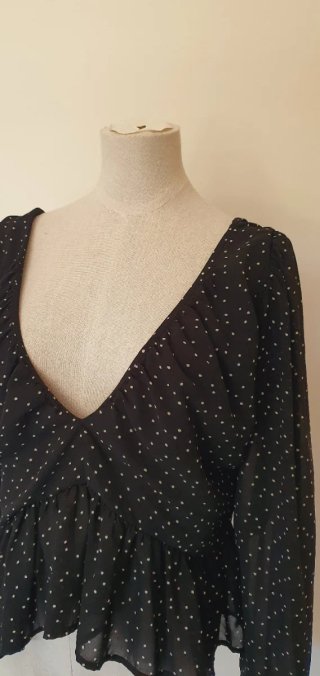 Top corto pois bianchi con balza