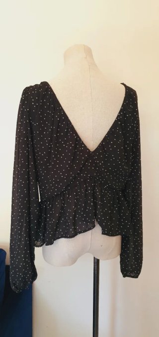 Top corto pois bianchi con balza