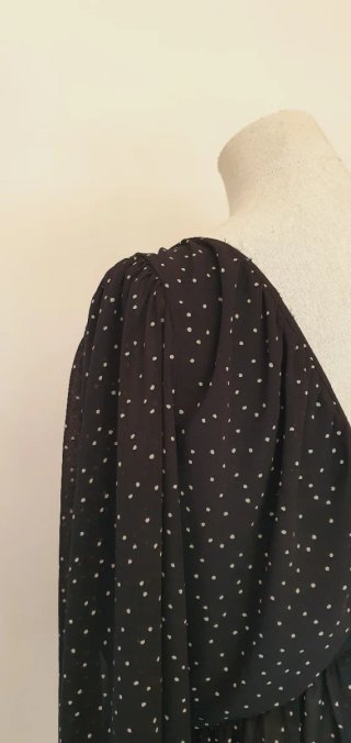 Top corto pois bianchi con balza