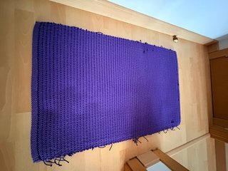 Alfombras moradas pelo medio