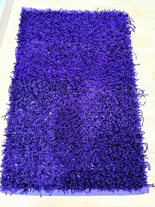 Alfombras moradas pelo medio