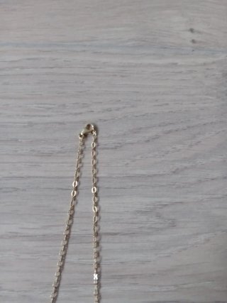 Collana dorata con fiore e perlina bianca