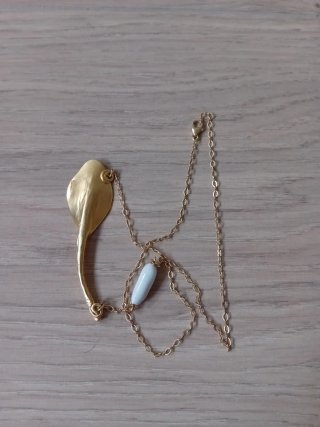 Collana dorata con fiore e perlina bianca