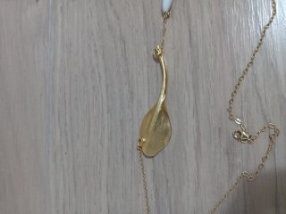 Collana dorata con fiore e perlina bianca
