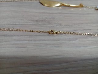 Collana dorata con fiore e perlina bianca