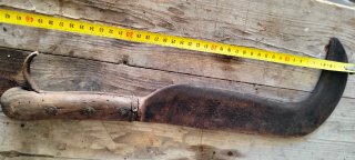Machete antico con manico in legno.