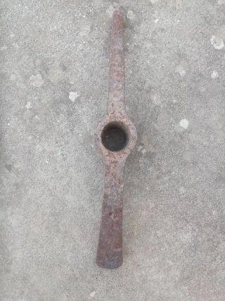 Pico de hierro forjado antiguo