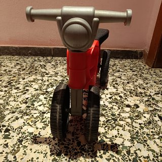 Moto infantil roja y negra