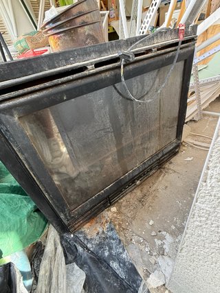 Chimenea de metal y cristal negra