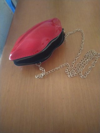 Bolso Rojo con Cadena Dorada