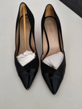 Tacones de Punta Latouche en Negros Talla 38