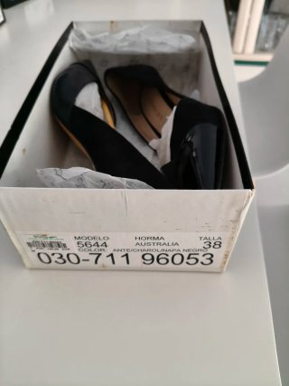Tacones de Punta Latouche en Negros Talla 38