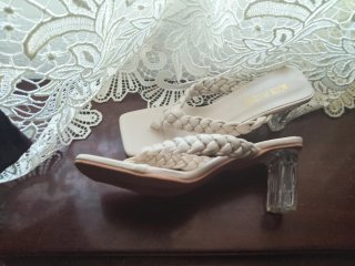 Sandalias tacón beige trenzadas