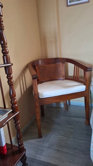 Butaca de madera con asiento blanco