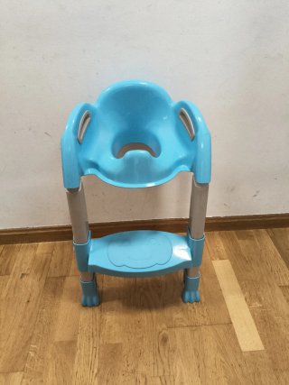 Trona de baño azul con escalón
