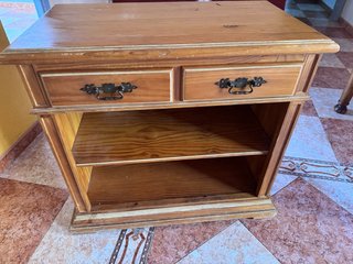 Mueble de madera con cajones y estantes