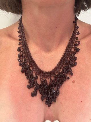 Collar de piedras granate