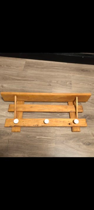 Perchero de madera con ganchos