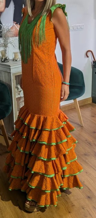 Traje de flamenca naranja con volantes Pecho: 90-9