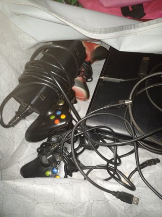 Xbox 360 + 3 mandos sin caja