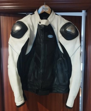 Cazadora y pantalón  de moto de piel negro y blanc