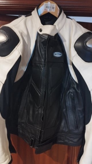 Cazadora y pantalón  de moto de piel negro y blanc