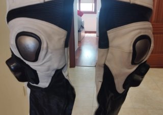 Cazadora y pantalón  de moto de piel negro y blanc