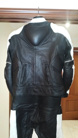 Cazadora y pantalón  de moto de piel negro y blanc