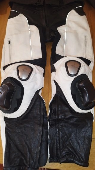 Cazadora y pantalón  de moto de piel negro y blanc