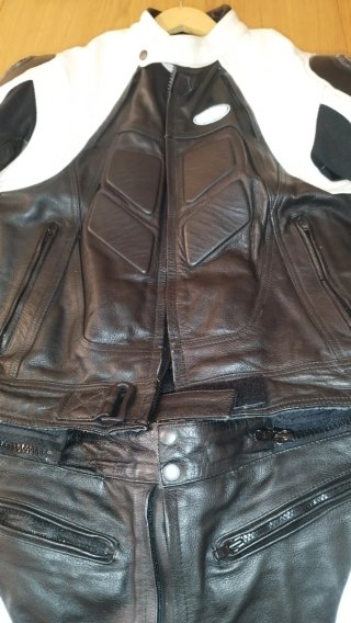 Cazadora y pantalón  de moto de piel negro y blanc