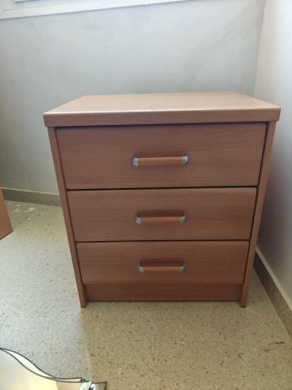Mesita de noche y cabecero de madera