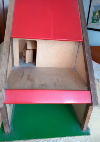 Casita de muñecas de madera