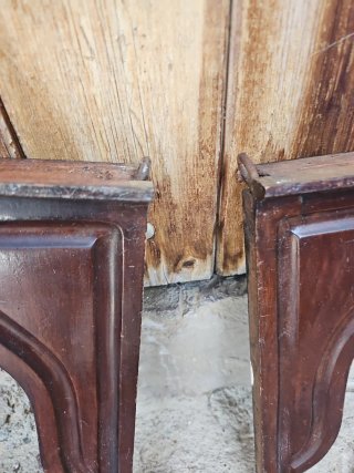 Supporti per scaffali in legno antichi