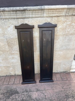 Percheros de madera oscuros