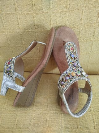 Sandalias con pedrería y tacón plateadas