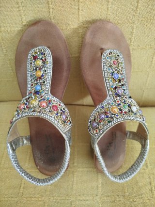 Sandalias con pedrería y tacón plateadas